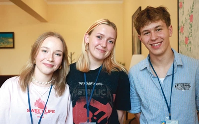 Od lewej: Gabriela, Patrycja i Konrad, trójka z ponad 40 tegorocznych absolwentów MSA.