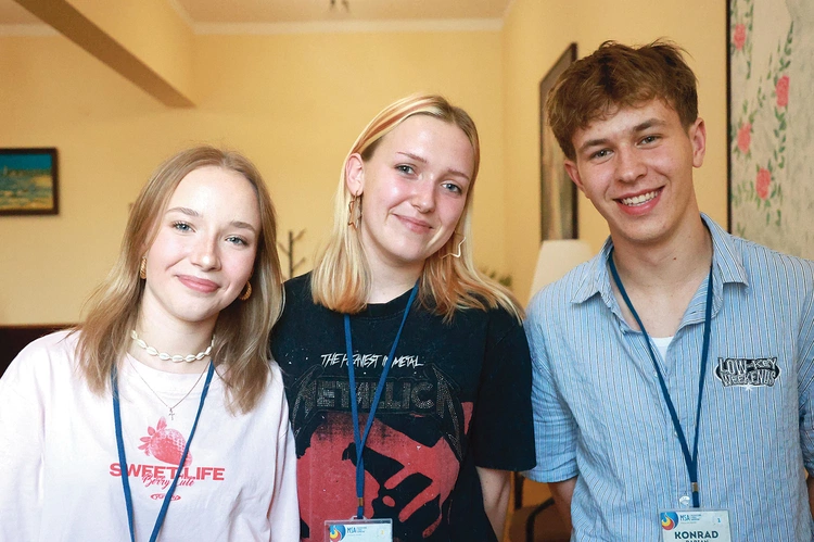 Od lewej: Gabriela, Patrycja i Konrad, trójka z ponad 40 tegorocznych absolwentów MSA.