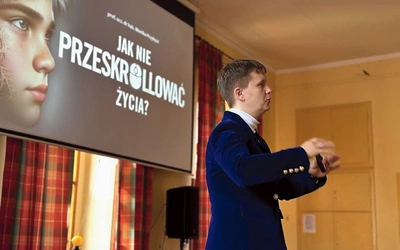Prof. Przybysz prowadzi badania nad wpływem nowych technologii na młodzież oraz szkoli rodziców i nauczycieli z zakresu komunikacji i wychowania w erze cyfrowej.