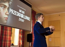 Prof. Przybysz prowadzi badania nad wpływem nowych technologii na młodzież oraz szkoli rodziców i nauczycieli z zakresu komunikacji i wychowania w erze cyfrowej.