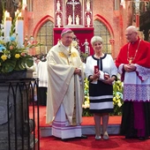 Medalem św. Jadwigi Śl. arcybiskup uhonorował Halinę Dunal.