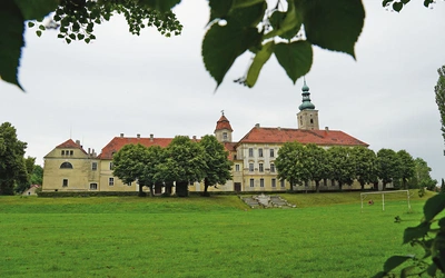 Poklasztorny kompleks  otacza rozległy zielony teren.  