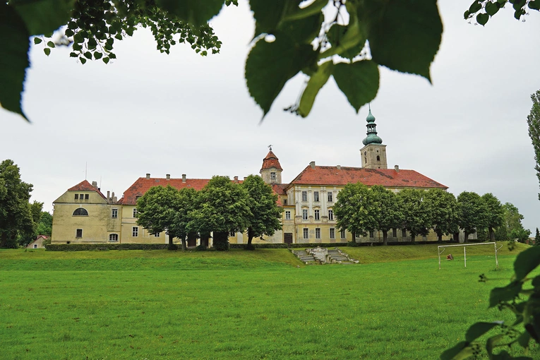 Poklasztorny kompleks  otacza rozległy zielony teren.  