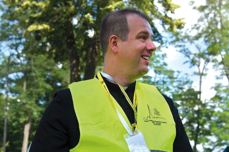 Z Klenicy na Jasną Górę jest ponad 300 km. Po drodze pątnicy mijają takie miejscowości jak: Bojadła, Konotop, Sława i Wschowa, Góra Śląska, Wąsosz, Żmigród, Oleśnica, Namysłów, Olesno. Na zdjęciu: ks. Paweł Mydłowski – diecezjalny duszpasterz rolników i wikariusz parafii pw. Podwyższenia Krzyża Świętego w Otyniu. 