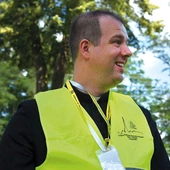 Z Klenicy na Jasną Górę jest ponad 300 km. Po drodze pątnicy mijają takie miejscowości jak: Bojadła, Konotop, Sława i Wschowa, Góra Śląska, Wąsosz, Żmigród, Oleśnica, Namysłów, Olesno. Na zdjęciu: ks. Paweł Mydłowski – diecezjalny duszpasterz rolników i wikariusz parafii pw. Podwyższenia Krzyża Świętego w Otyniu. 