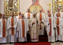 Księża jubilaci z bp. Markiem Solarczykiem.