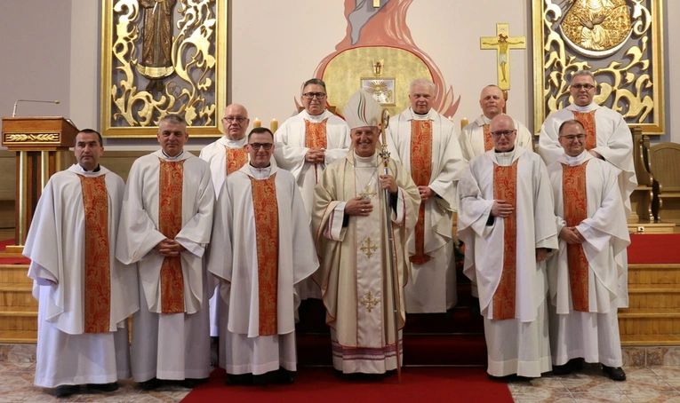 Księża jubilaci z bp. Markiem Solarczykiem.