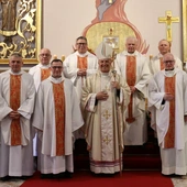 Księża jubilaci z bp. Markiem Solarczykiem.