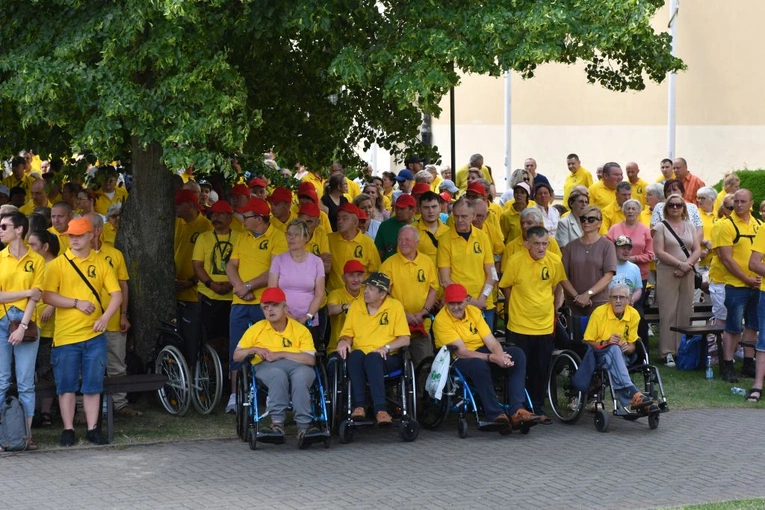 Pielgrzymka osób chorych i z niepełnosprawnością do Rokitna