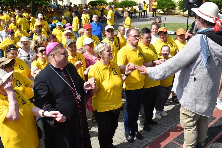 Pielgrzymka osób chorych i z niepełnosprawnością do Rokitna