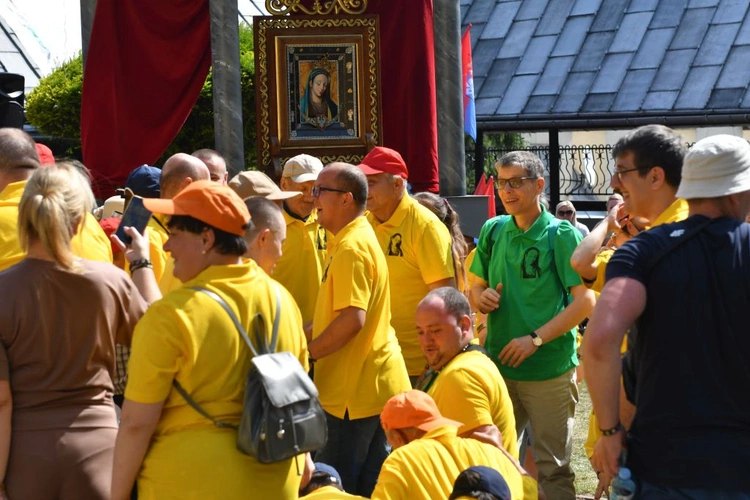 Pielgrzymka osób chorych i z niepełnosprawnością do Rokitna