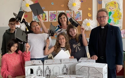 Ks. Jacek Kucharski wręczał dyplomy i upominki.