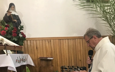 Podczas nabożeństwa odczytywane są intencje wiernych.