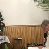 Podczas nabożeństwa odczytywane są intencje wiernych.