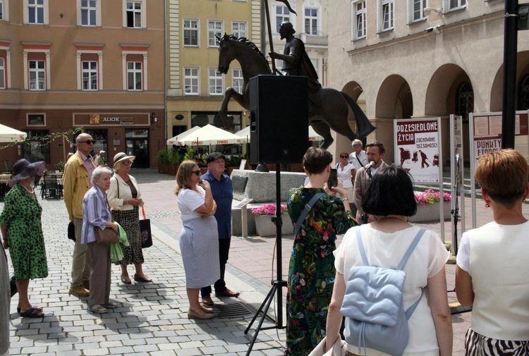 Wystawa "Przesiedlone życia. Zachowane tożsamości" 