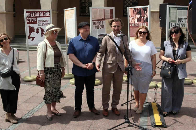 Wystawa "Przesiedlone życia. Zachowane tożsamości" 