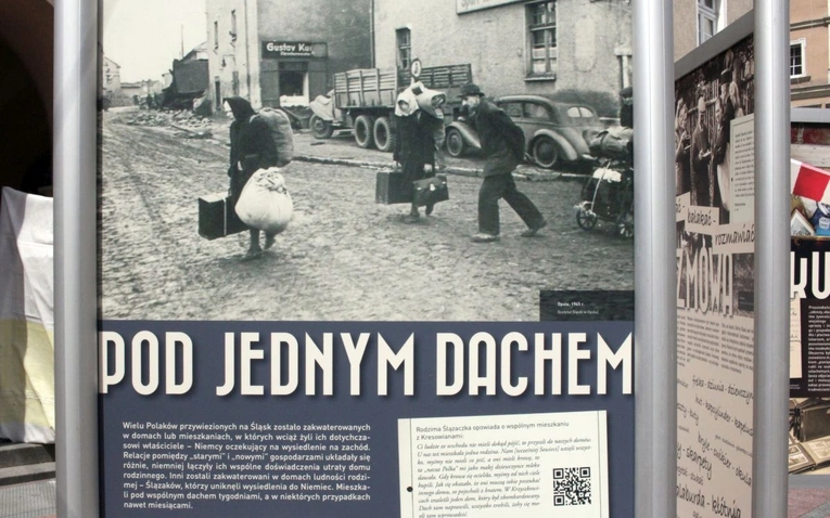 Wystawa "Przesiedlone życia. Zachowane tożsamości" 