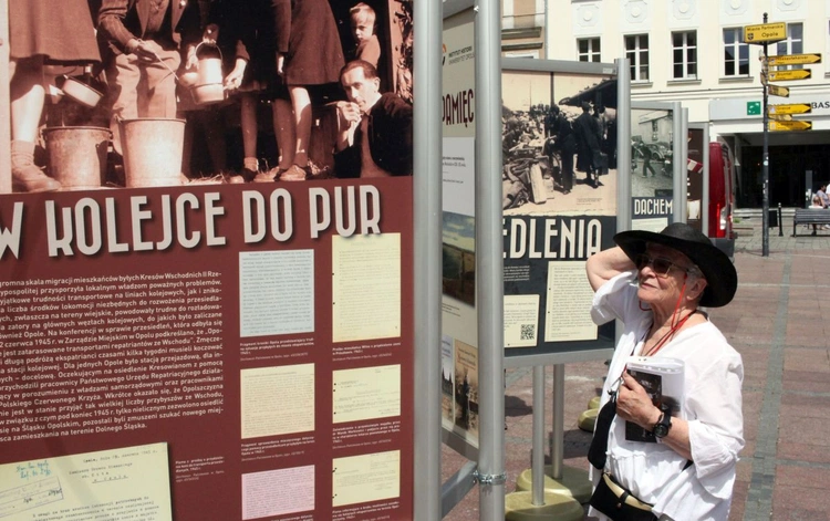 Wystawa "Przesiedlone życia. Zachowane tożsamości" 