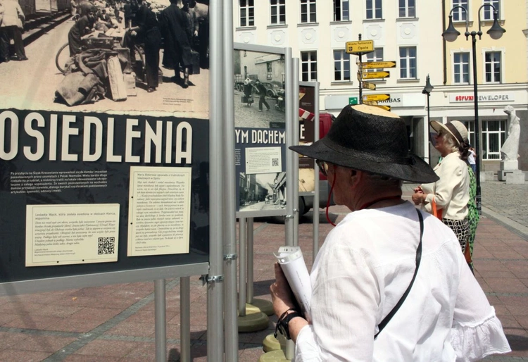 Wystawa "Przesiedlone życia. Zachowane tożsamości" 