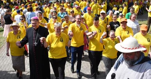 Modlitwa, spotkanie i polonez u Matki Bożej Cierpliwie Słuchającej