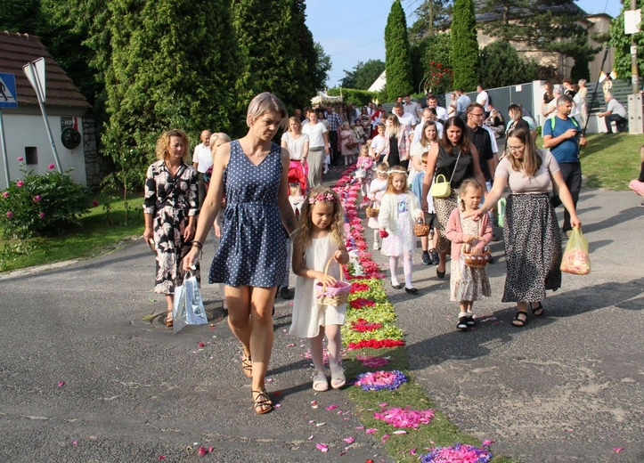 Procesja Bożego Ciała po kwietnym dywanie w Zimnej Wódce