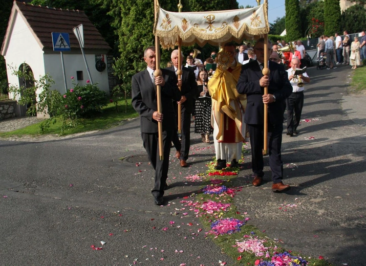 Procesja Bożego Ciała po kwietnym dywanie w Zimnej Wódce
