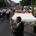 Procesja Bożego Ciała po kwietnym dywanie w Zimnej Wódce
