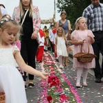 Procesja Bożego Ciała po kwietnym dywanie w Zimnej Wódce