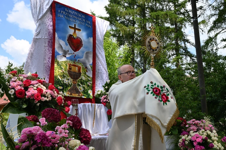 Z Najświętszym Sakramentem od ronda do ronda