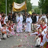 Z Najświętszym Sakramentem od ronda do ronda