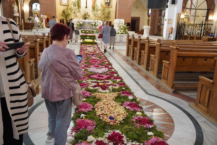 Kwiatowe dywany dla Jezusa - archidiecezja wrocławska