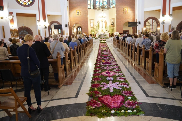 Kwiatowe dywany dla Jezusa - archidiecezja wrocławska