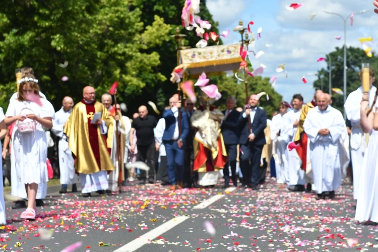 Procesja Bożego Ciała na ulicach Świebodzina