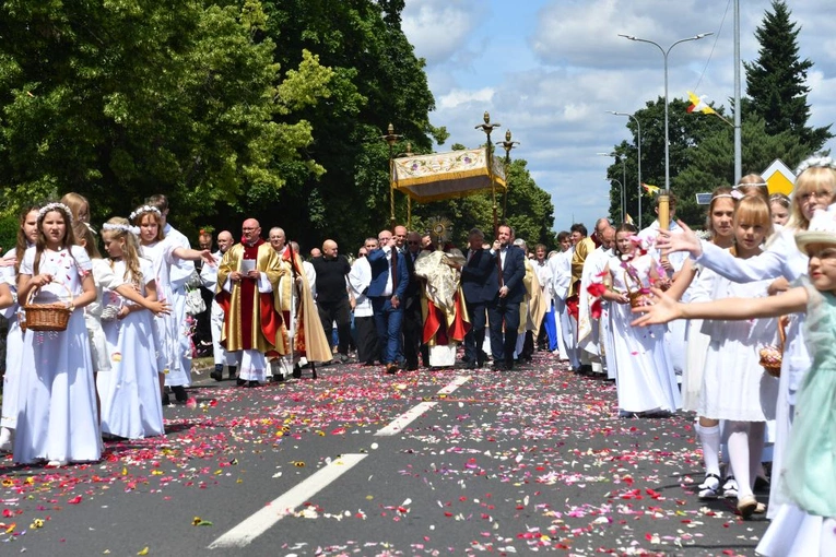 Procesja Bożego Ciała na ulicach Świebodzina