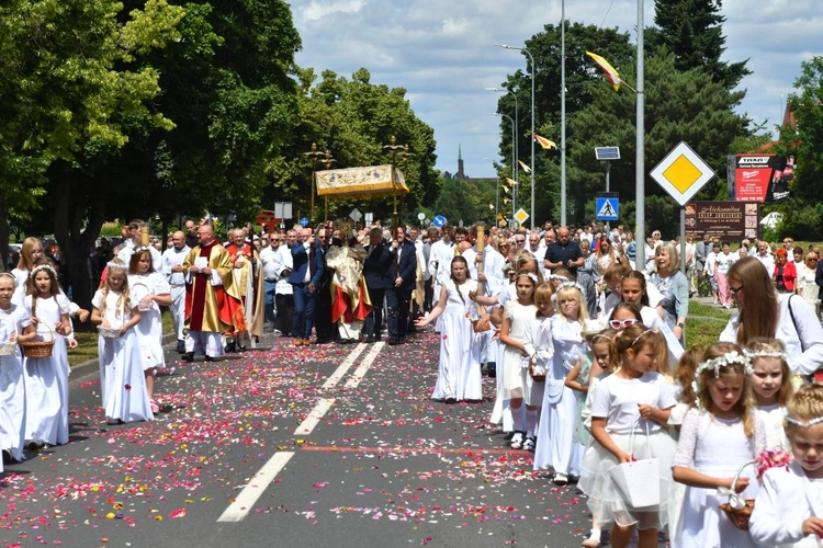 Procesja Bożego Ciała na ulicach Świebodzina