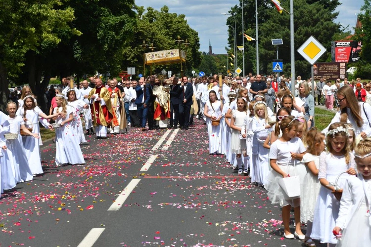 Procesja Bożego Ciała na ulicach Świebodzina