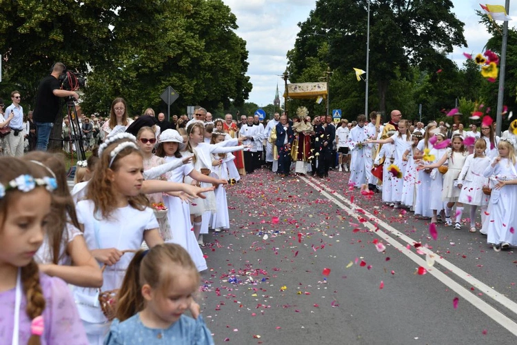 Procesja Bożego Ciała na ulicach Świebodzina