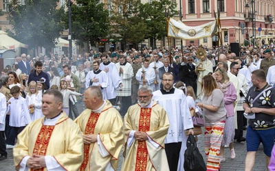 Boże Ciało. Procesja do czterech ołtarzy