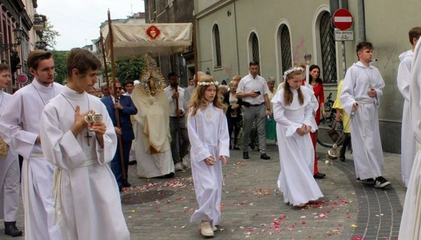 Bp Oder: W świecie, który karmi niepokojem, Eucharystia mówi: "Nie bój się, bo Jezus żyje"