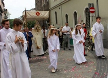 Bp Oder: W świecie, który karmi niepokojem, Eucharystia mówi: "Nie bój się, bo Jezus żyje"