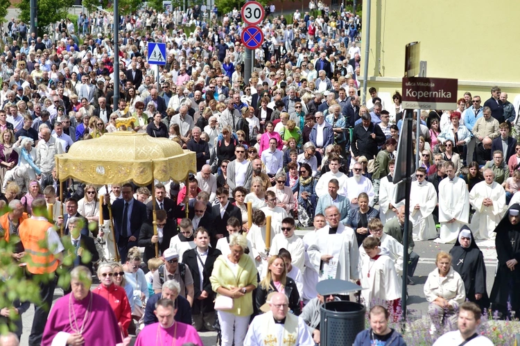 Olsztyn. Centralna procesja Bożego Ciała