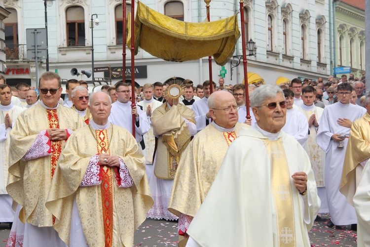 Boże Ciało w tarnowskiej katedrze - procesja