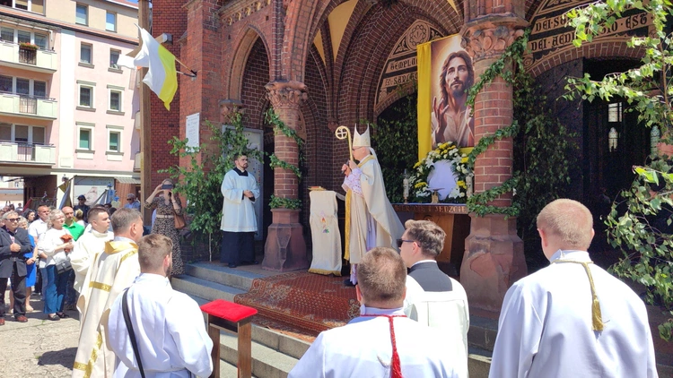 Procesja w centrum Legnicy