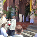 Procesja w centrum Legnicy