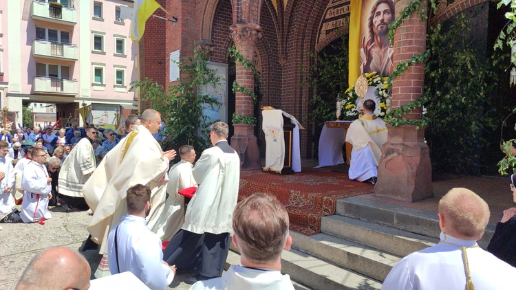 Procesja w centrum Legnicy