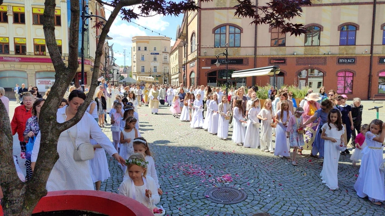 Procesja w centrum Legnicy