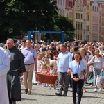 Procesja w centrum Legnicy