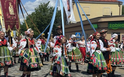 Ulicami Łowicza przeszła jedna z najpiękniejszych procesji Bożego Ciała.