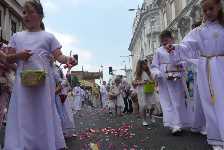 Procesja Bożego Ciała z katedry św. Mikołaja w Bielsku do kościoła Opatrzności Bożej w Białej.