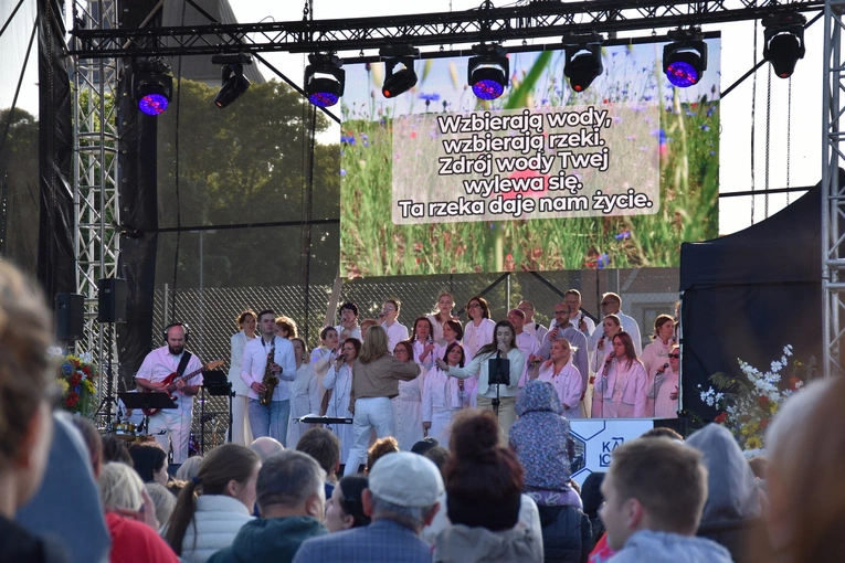 Bogu Chwała w Rumi